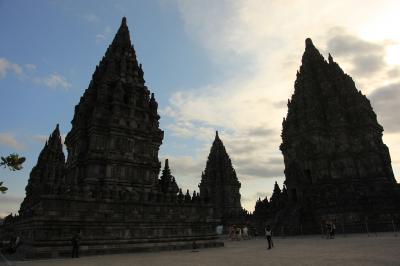 空と寺院の美しい情景を楽しむ、ジョグジャカルタ世界遺産一日ツアー