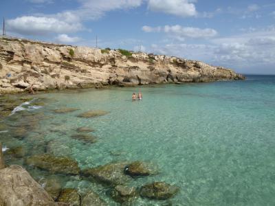 １６日間の美食とビーチバカンスのシチリア！Ｖｏｌ６６（第１０日目午後）　☆エガディ諸島：ファヴィニアーナ島（Favignana）　ファヴィニアーナの美しいビーチ「CALA AZZURRA」で優雅に過ごす♪