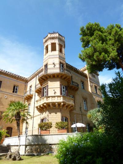 １６日間の美食とビーチバカンスのシチリア！Ｖｏｌ９３（第１３日目昼）　☆パレルモ（Palermo)：パレルモのゴージャスなホテル「Hilton Villa Igiea」のジュニアスイートルーム♪