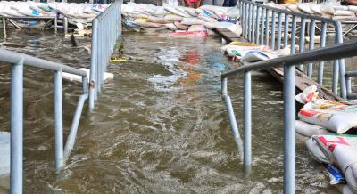 バンコク洪水情報①　冠水した王宮周辺の船着き場と閉鎖されたピンクラオ橋