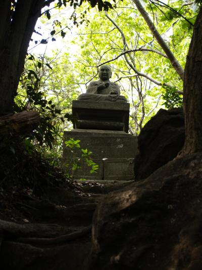 鎌倉・十王岩あたりのやぐら