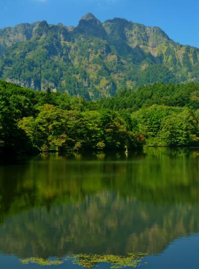 戸隠b　戸隠古道；鏡池・硯石・小鳥が池　☆戸隠山を水面に映して