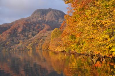 秋の十和田湖畔