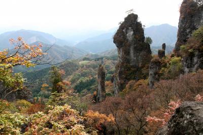 岸壁に　秋色添えし　妙義山