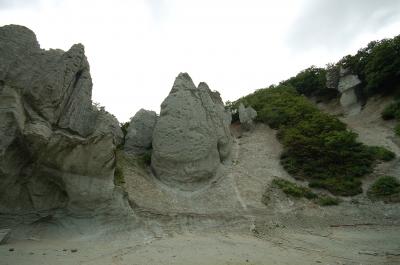 巨大で多彩な奇岩が並ぶ海岸