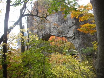 妙義山の紅葉（４）妙義の石門。 