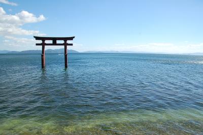 琵琶湖に浮かんだ神秘的な鳥居の風景