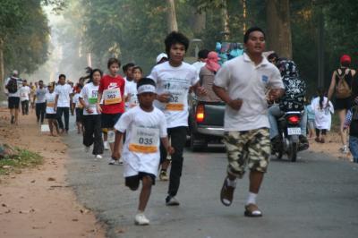 暑いカンボジアで　有森さんのアンコール・マラソン大会