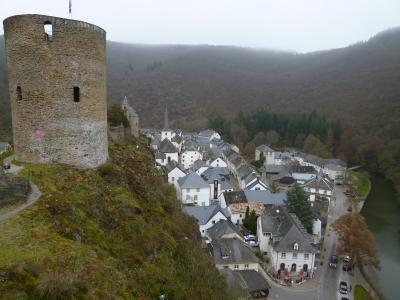 初冬ルクセンブルクのグルメな旅♪　Ｖｏｌ３０（第３日目午後）　☆エッシュ・シュル・シュール(Esch-sur-Sure)の中世の古城から隣の小高い山の上の塔へ歩く♪