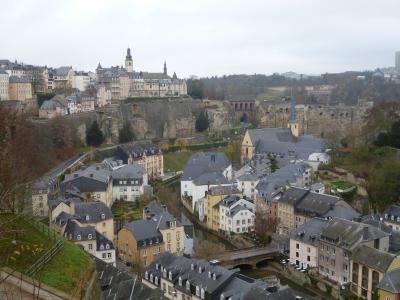 初冬ルクセンブルクのグルメな旅♪　Ｖｏｌ３９（第４日目午前）　☆世界遺産ルクセンブルク　旧市街の城壁に沿って歩き、アルゼット川沿いの旧市街を眺める♪