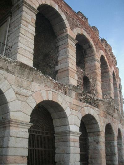 1世紀のローマ遺跡と14世紀の中世の遺跡が隣に。ヴェローナは不思議な都。