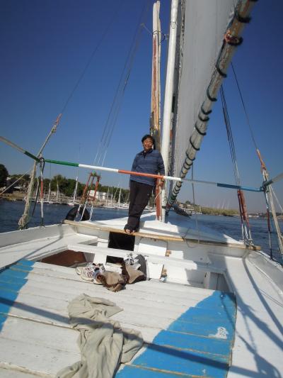 ナイル川の川面に帆かけ船、“ファルーカ”を操る