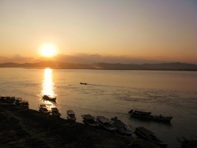 ミャンマー紀行（６）　仏陀の物語と夕日に映えるエーヤワディー川～バガンの旅の終わり