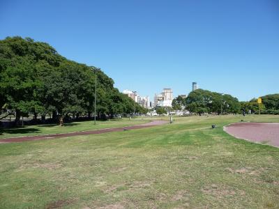 ブエノスアイレス・街歩き、ｱﾙﾍﾝﾁｰﾉ競馬場とﾊﾟﾚﾙﾓ･ﾎﾟﾛ競技場は街の中心に近く,向かい合わせ。