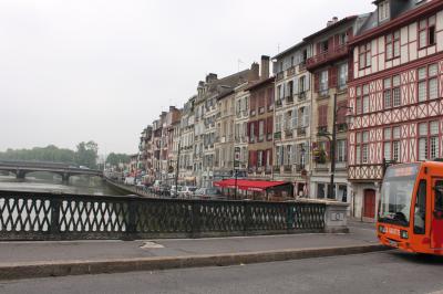 食の王国　バスクを車と鉄道で訪ねる旅　-２-　バイヨンヌの回廊は綺麗