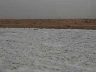 砂漠に降る雪