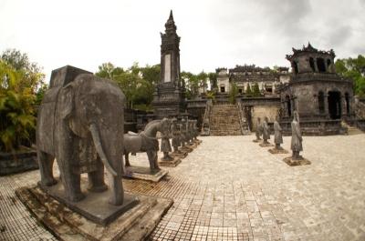 ベトナム鉄道の旅 − フエ郊外の皇帝廟を巡る