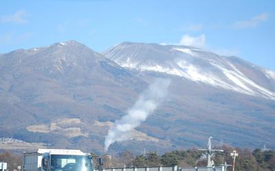 上信越自動車道から見られる妙義山、浅間山の風景