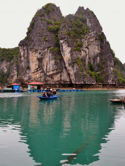 ベトナム08　ハロン湾ｃ　ブンビエン水上生活村へ　☆手漕ぎ舟に乗り替え