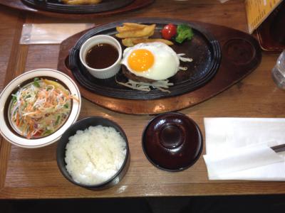 ミート矢澤でハンバーグ定食を食べました。