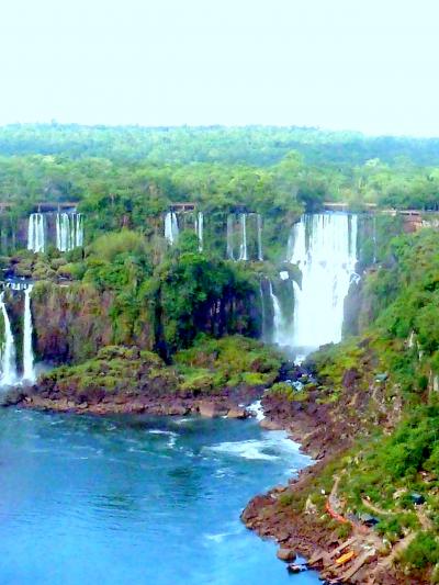 msa310南米周遊旅情３章②カタラタスホテル前のイグアスの滝のパノラマ in イグアス・ブラジル