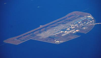 三河湾上空から中部国際空港を見る