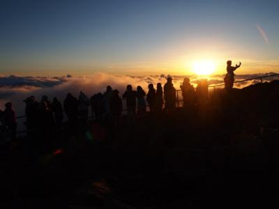 マウイの山頂で日の出を拝む 