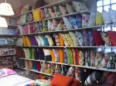 ハノイ　家具　豊富な品揃え　UMA