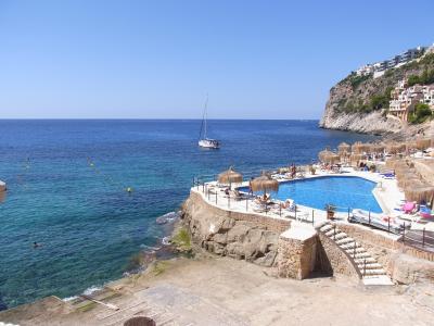 マヨルカ島の太陽に乾杯!碧い海と絶景に囲まれて・・・