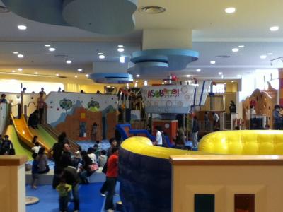 東京・水道橋で息子と遊ぶ、息子に遊ばれる