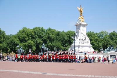 パリ・ロンドン紀行（10)　威風堂々、でも間近で見ると本当はコワ～い？　バッキンガム宮殿での衛兵交代式