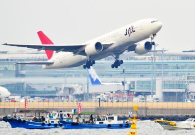 船上から羽田空港を見る