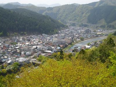 郡上八幡城と魚に似た形の町並み