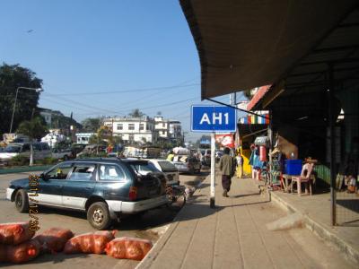 さまざまなタイ旅行（２３）ミャワデーの大通り、ＡＨ１で。 