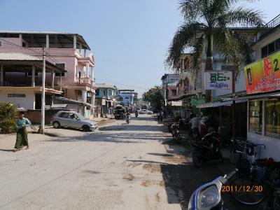 さまざまなタイ旅行（２９）ミャワデーの裏通りを歩いて税関へ。 