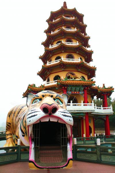 台湾紀行（４）　左榮蓮池譚にそびえる高雄の象徴　ツインタワーの龍虎塔