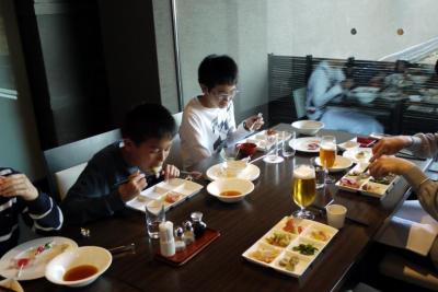 ２３．春休みの有馬温泉5泊旅行　東急ハーヴェストクラブ有馬六彩　カジュアルレストラン ザ・ダイニング万彩（まんさい）のバイキングの夕食その２　デザートなど　私の夕食　お部屋で銀湯