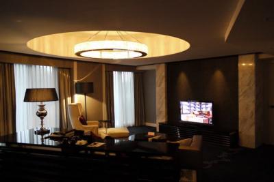 ３５．春休みの有馬温泉5泊旅行　エクシブ有馬離宮 XLグレード SEタイプ ツーベッドスウィートルームその１　リビングルーム　マスターベッドルーム