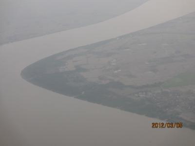 ビルマ・ラングレー特急旅行（１５）イラワジ川上空の飛行。 