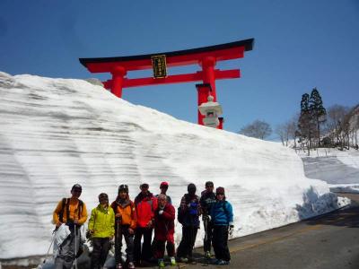 春　　月山の大斜面を滑ろう　！　　その②　姥沢から湯殿山神社へ　　