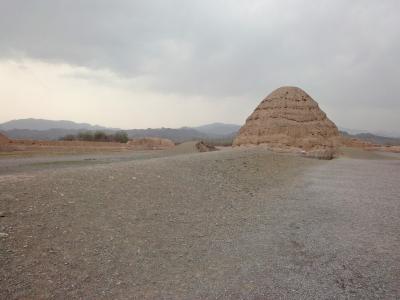 中国・トルファン2012･･･(2)銀川（その１）荒涼たる墳墓遺跡に「謎の西夏王国」を偲ぶ　「歴史に名を残すのは･･･」