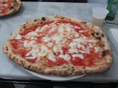 ナポリでピザを食す。