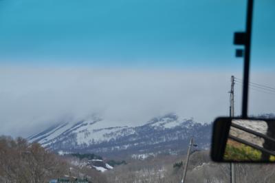 雲に隠れた月山をバスの車窓から眺める