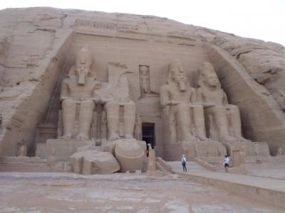 エジプト2012GW（4）-砂嵐の中をアブシンベルへ疾走、感動の音と光のショーと幻想的日の出