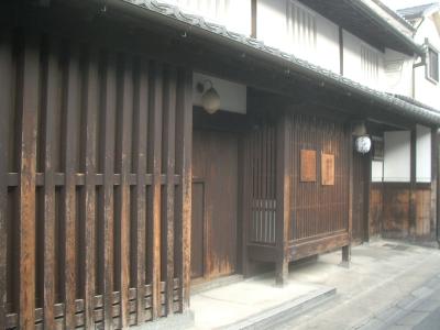 黄昏時の「ならまち」を歩く。買うのは布巾とよもぎ餅。