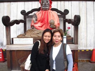 造幣局の通り抜けと醍醐の葉桜（１０）大仏さまとタイ人観光客。 