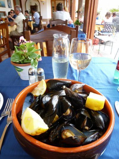 初夏のイスキア島で優雅なバカンス♪　Ｖｏｌ８（第２日目午後）　☆イスキア島サンタンジェロ：ランチはサンタンジェロの小島で美味しいムール貝を頂く♪