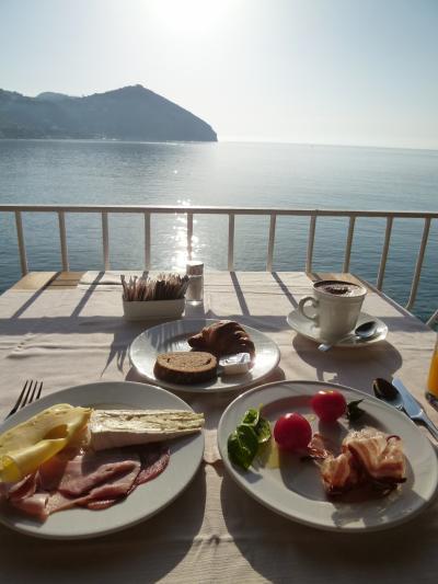 初夏のイスキア島で優雅なバカンス♪　Ｖｏｌ２９（第５日目朝）　☆イスキア島サンタンジェロ：「パーク・ホテル・ミラマーレ」のテラスで美しい景色を眺めながら優雅に朝食♪