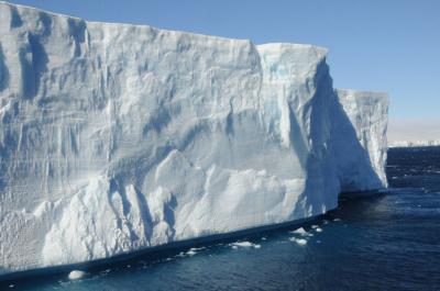 夢の南極クルーズ（４）：　南極海峡の卓状氷山