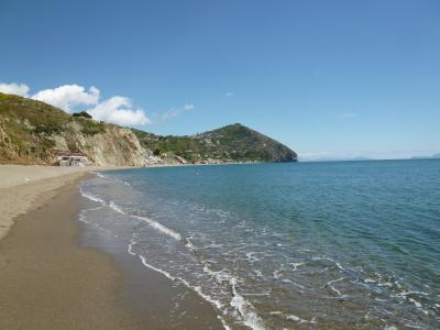 初夏のイスキア島で優雅なバカンス♪　Ｖｏｌ５２（第７日目午後）　☆イスキア島サンタンジェロ：「パーク･ホテル･ミラマーレ」のプライベートビーチで優雅に過ごす♪